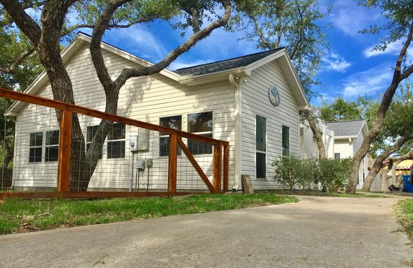 Twisted Oak Work Suites: 1806 Harbor Dr, Rockport, TX 78382